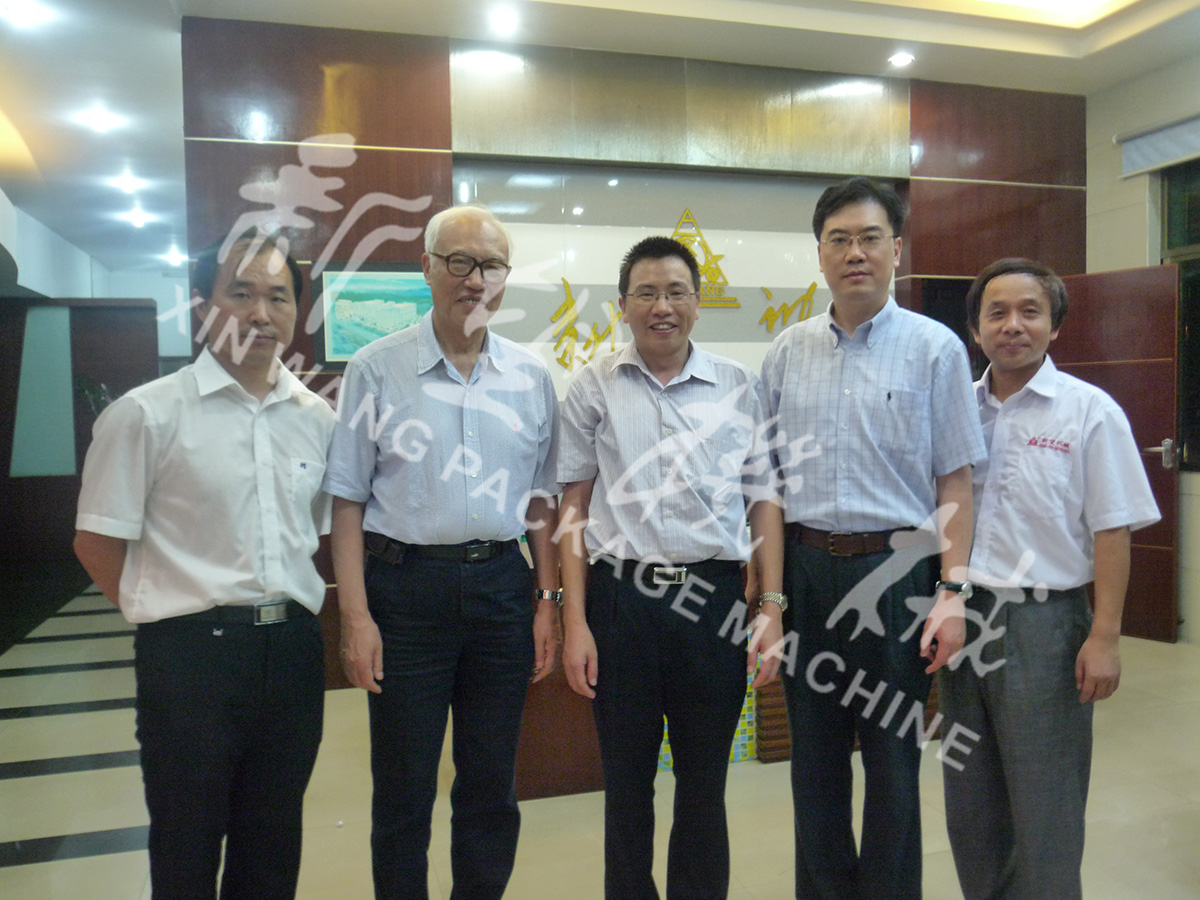 中國工程院院士段正澄、中國工程院院士、華中科技大學黨委書記邵新宇、廣東省智能機器人研究院院長張國軍一行蒞臨新望公司考察指導